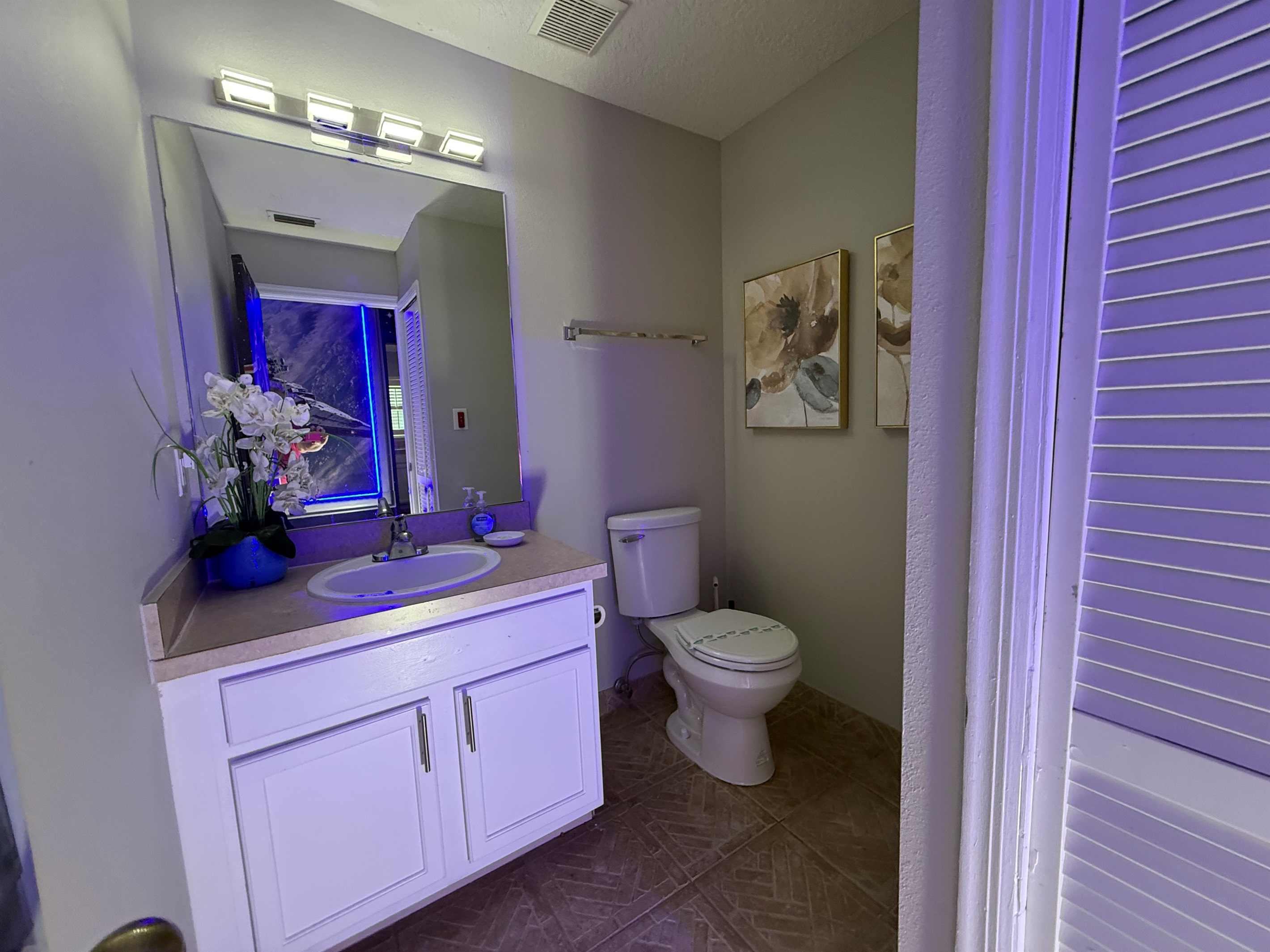 ✨ Every bathroom is thoroughly cleaned between guests and includes a convenient amenity basket to make your stay stress-free.
