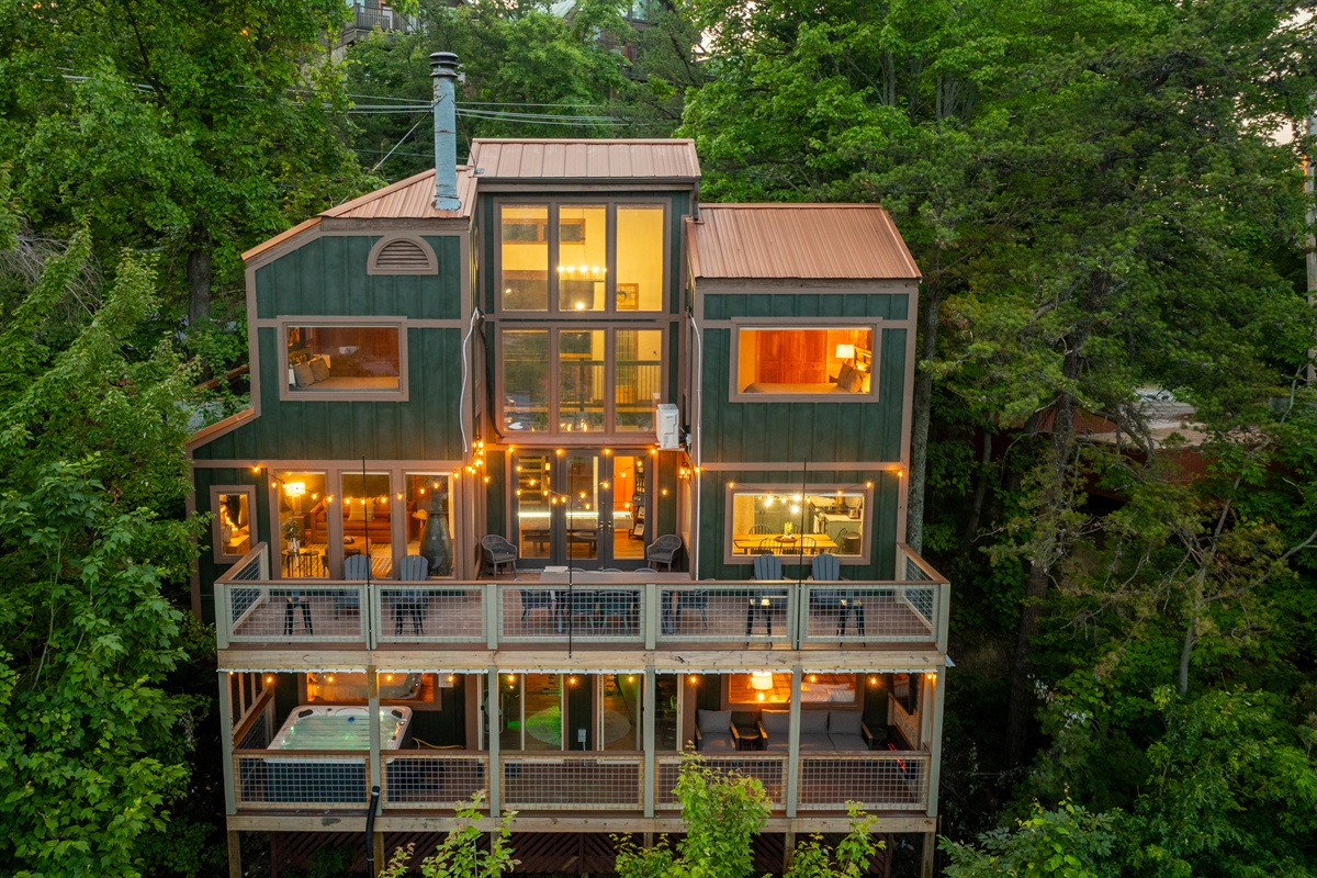 2-tier deck w/ outdoor dining, firepit, outdoor TV with fireplace and hot tub!