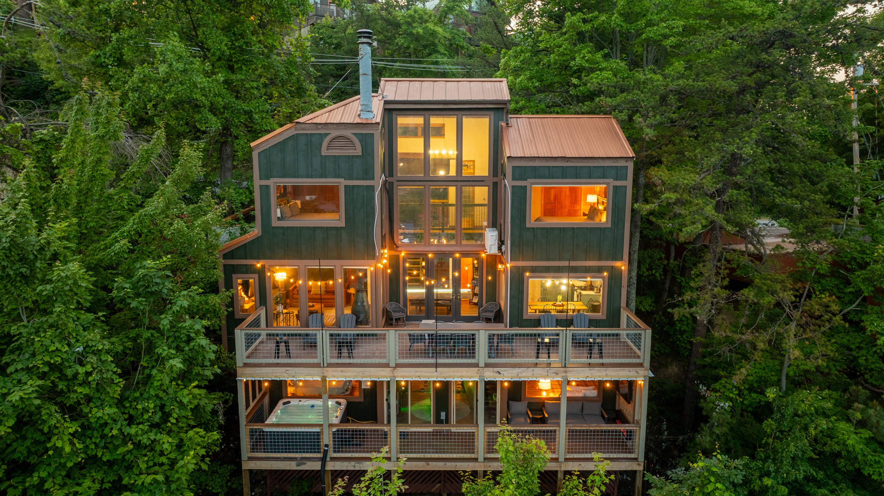 2-tier deck w/ outdoor dining, firepit, outdoor TV with fireplace and hot tub!