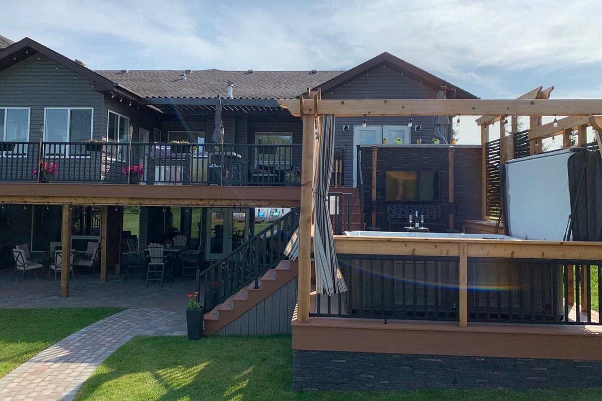 HOT TUB DECK WITH PRIVACY CURTAINS. RELAX IN THE TUB AND ENJOY THE FRESH AIR. PULL BACK THE CURTAINS FOR A LITTLE PRIVACY AND ROMANCE.