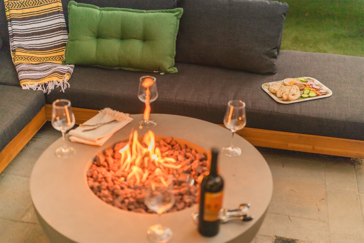 Gather around the glow ✨ Whether it’s s’mores with the kids or a cozy chat under the stars, our firepit lounge is the perfect spot to unwind after a San Diego day.
