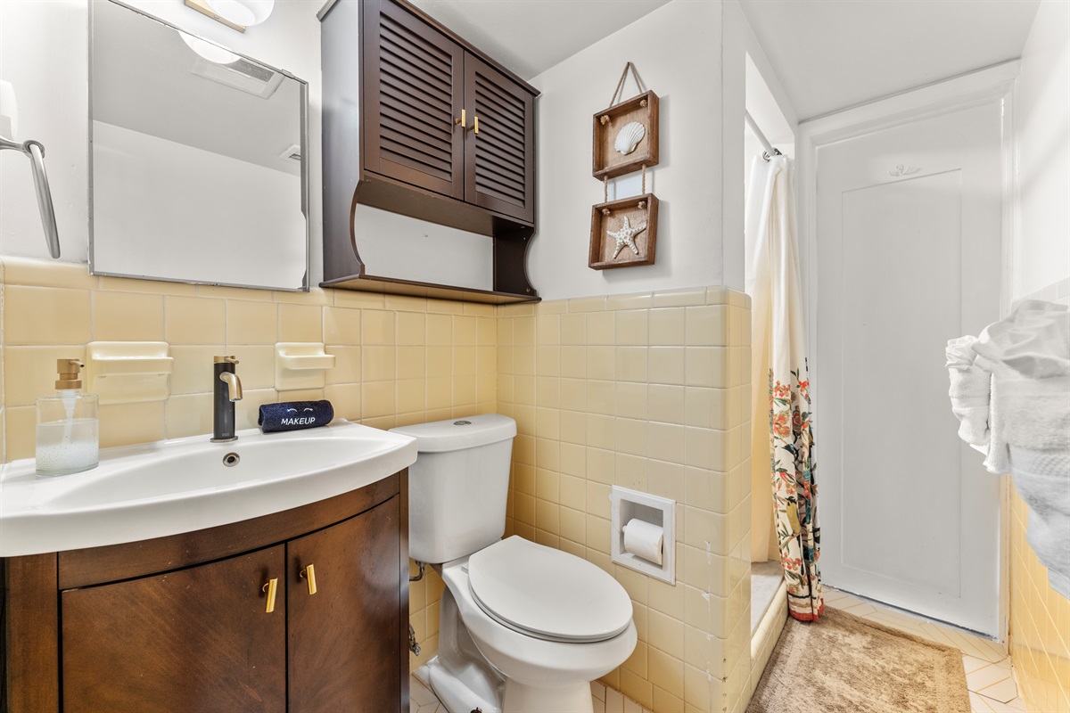 Tropical Room en suite bathroom