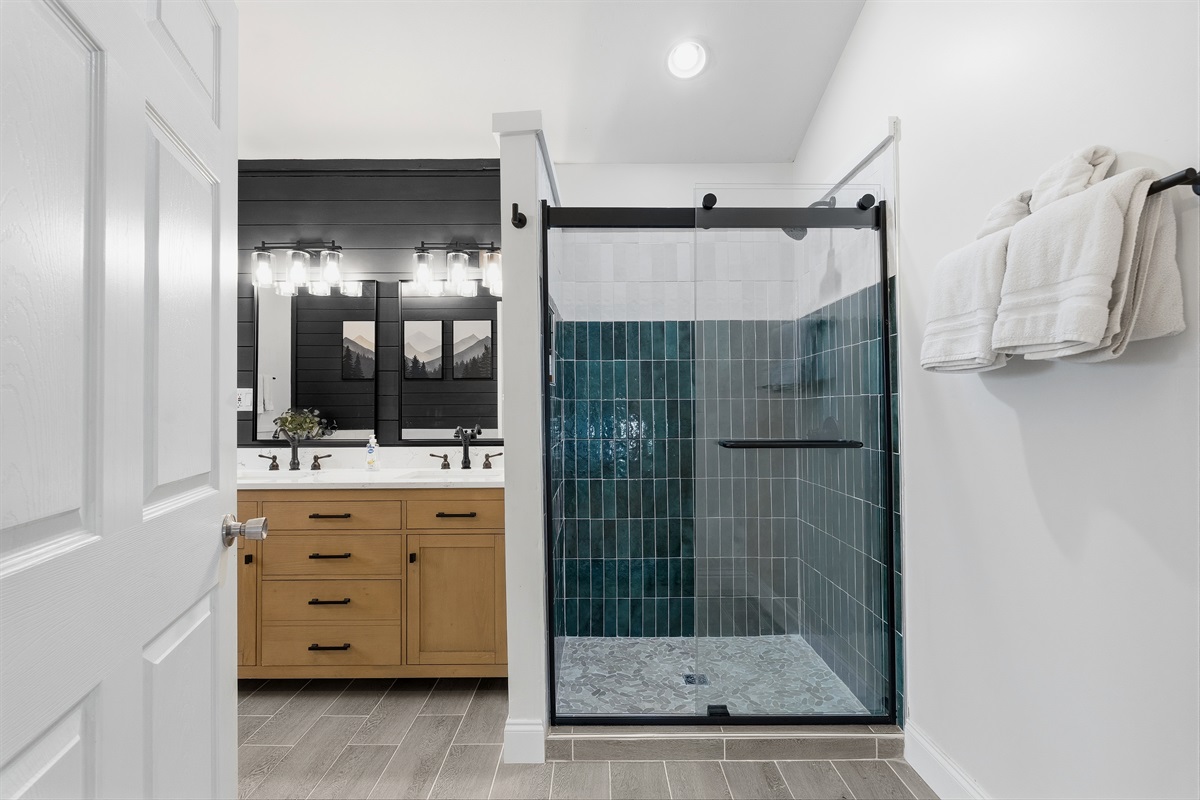 Main bathroom - Jetted tub, double vanity and walk in shower