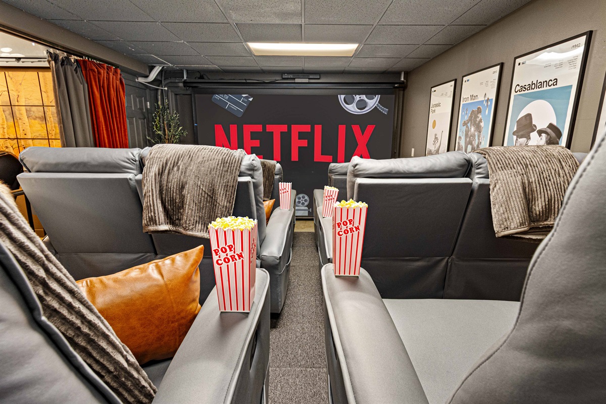 Settle into plush recliners with blankets and popcorn in hand—the private theater is perfect for Netflix marathons, family movie nights, or cheering on the big game in cinematic style. 🎬🍿