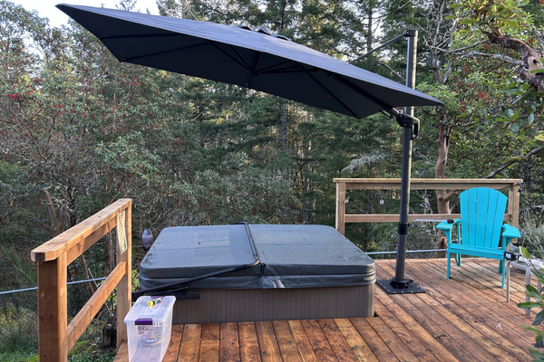 Hot tub with rain cover