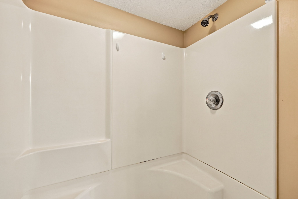Clean, bright double shower with two seats to refresh and unwind after a day in the sun.
