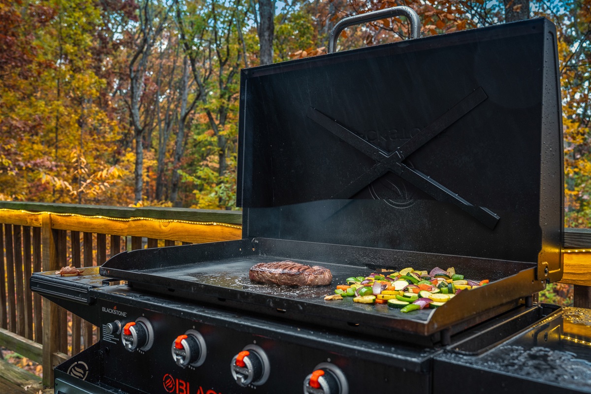Cook up a feast on the Blackstone griddle or pizza oven while the rest of the family gathers at the oversized outdoor dining table.