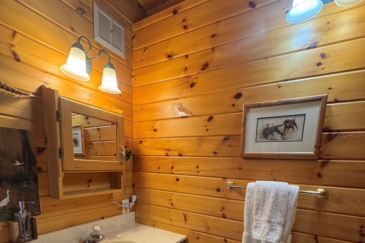 1st floor bathroom with tub/shower