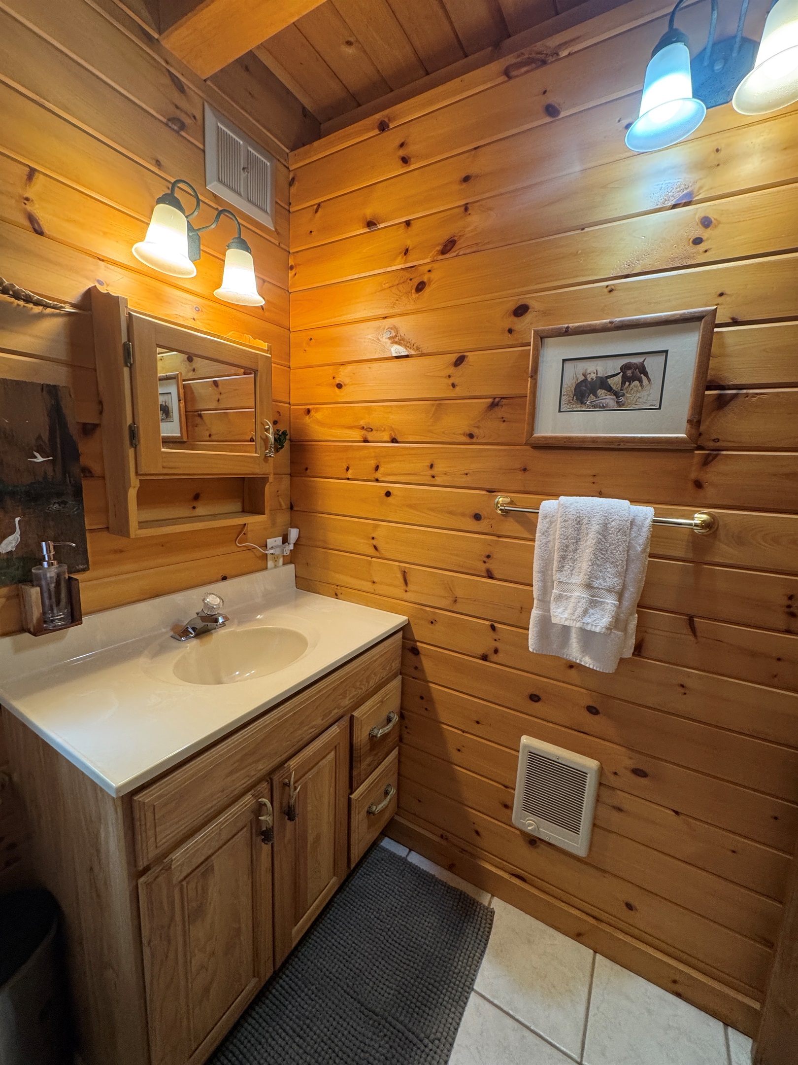 1st floor bathroom with tub/shower