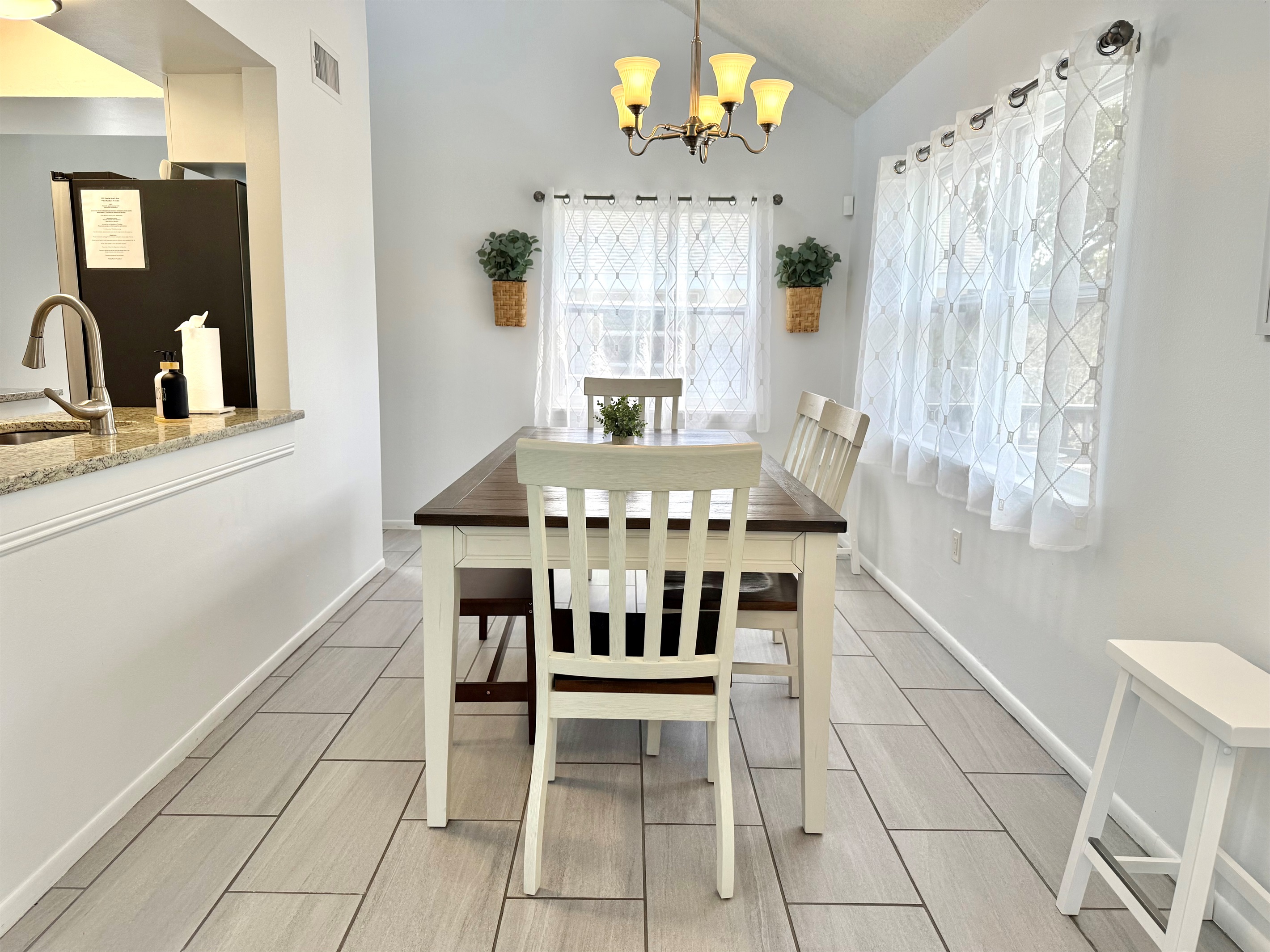 The combination of wood and white finishes creates a stylish yet comfortable space for your meals.
