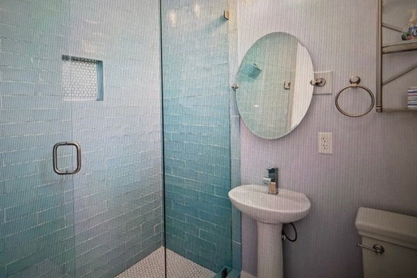 Upstairs Queen Bathroom #2