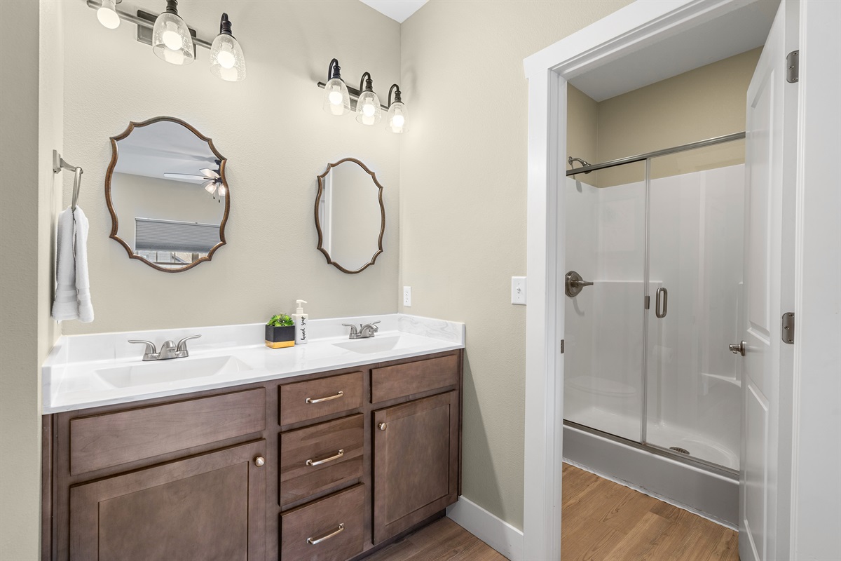 Upper level Bathroom 4