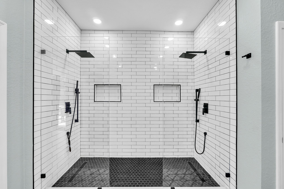Huge Shower With Twin Rain Showerheads