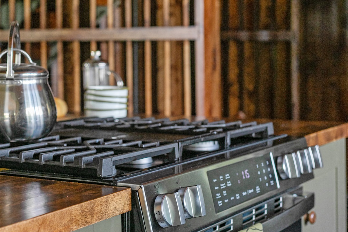 The sleek gas stove and oven make cooking a joy, whether you’re preparing a big family dinner or a quick weekend breakfast.