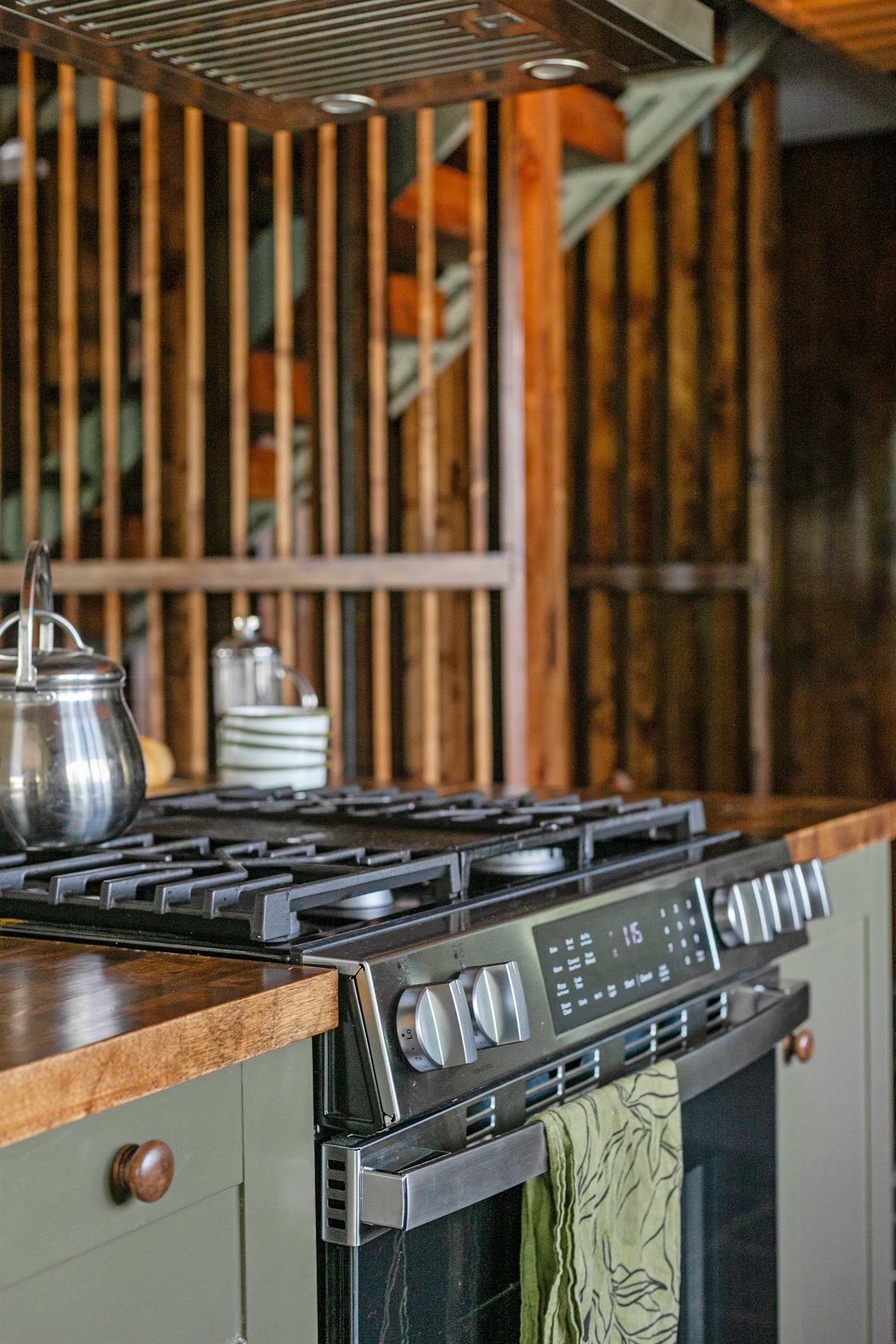 The sleek gas stove and oven make cooking a joy, whether you’re preparing a big family dinner or a quick weekend breakfast.
