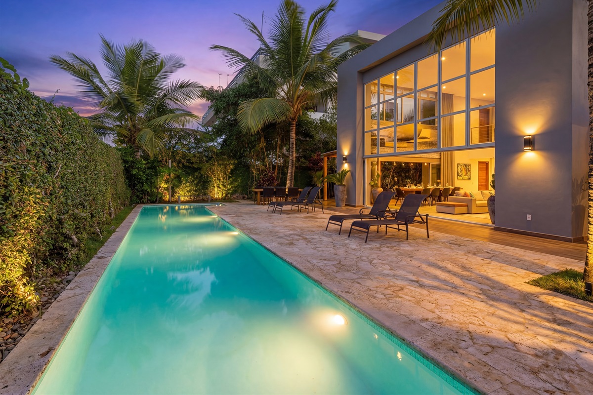 Magical evenings by the pool! Soft lighting, tropical surroundings, and total privacy make this the perfect spot to unwind after a beach day. Enjoy peaceful nights, warm breezes, and unforget