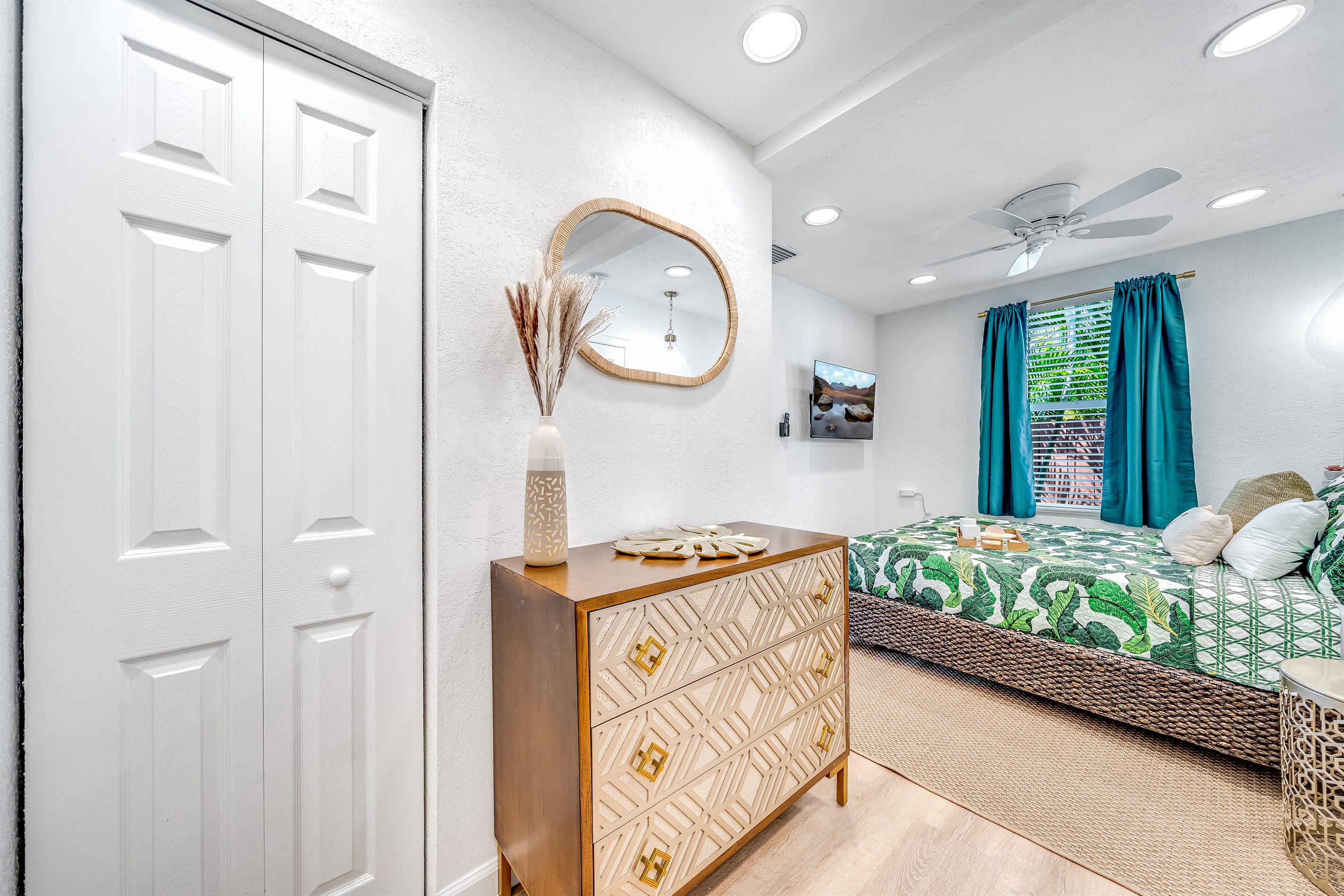 Guesthouse with Fenced Yard- Palm Wave Says 5