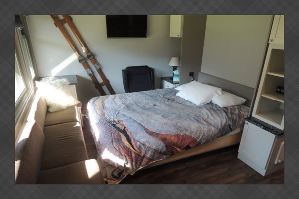Pull-down murphy bed: Full-size bed.