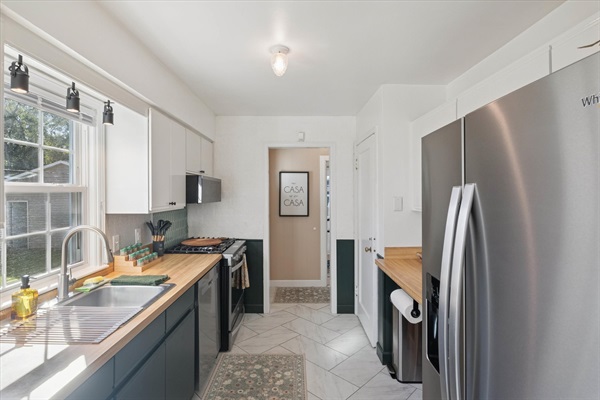 Kitchen comforts meet everyday ease—“Mi casa es su casa” sets the tone in our South Bend guest retreat, where cozy vibes and thoughtful tools make every meal feel like home.