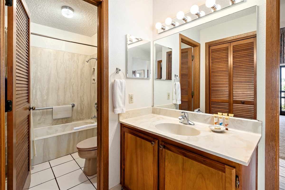 Second bathroom wtih full tub and shower