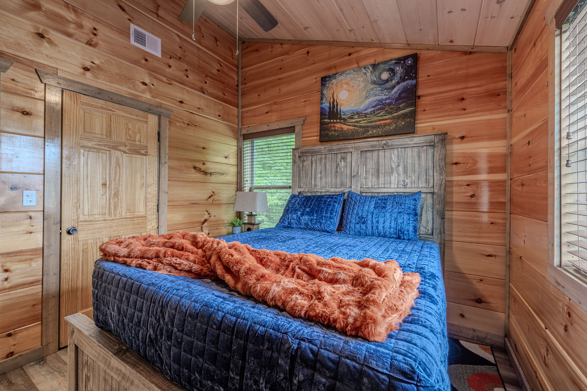 A second look at The Stargazer Suite, featuring a Smart TV, cozy cabin details, and a peaceful retreat-style atmosphere.