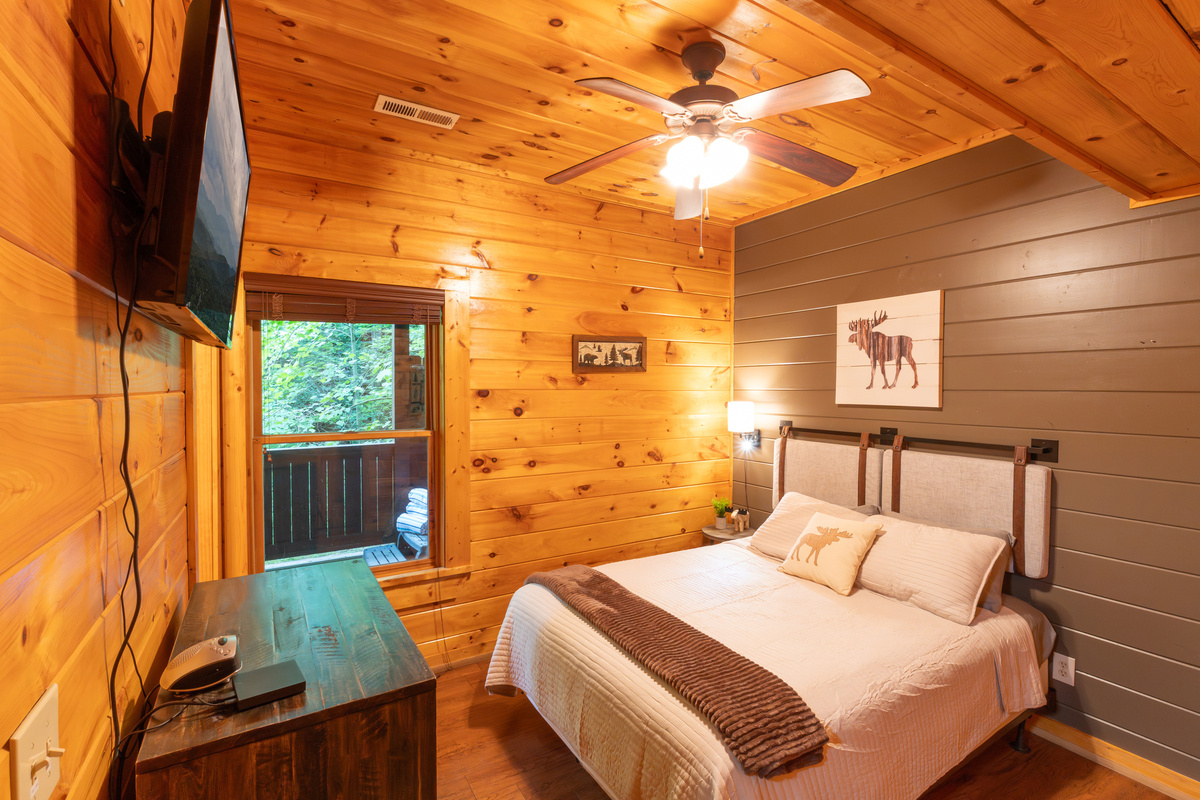 With luxury linens and comfy blankets, our queen "moose" bedroom is as comfy as our master bedrooms.