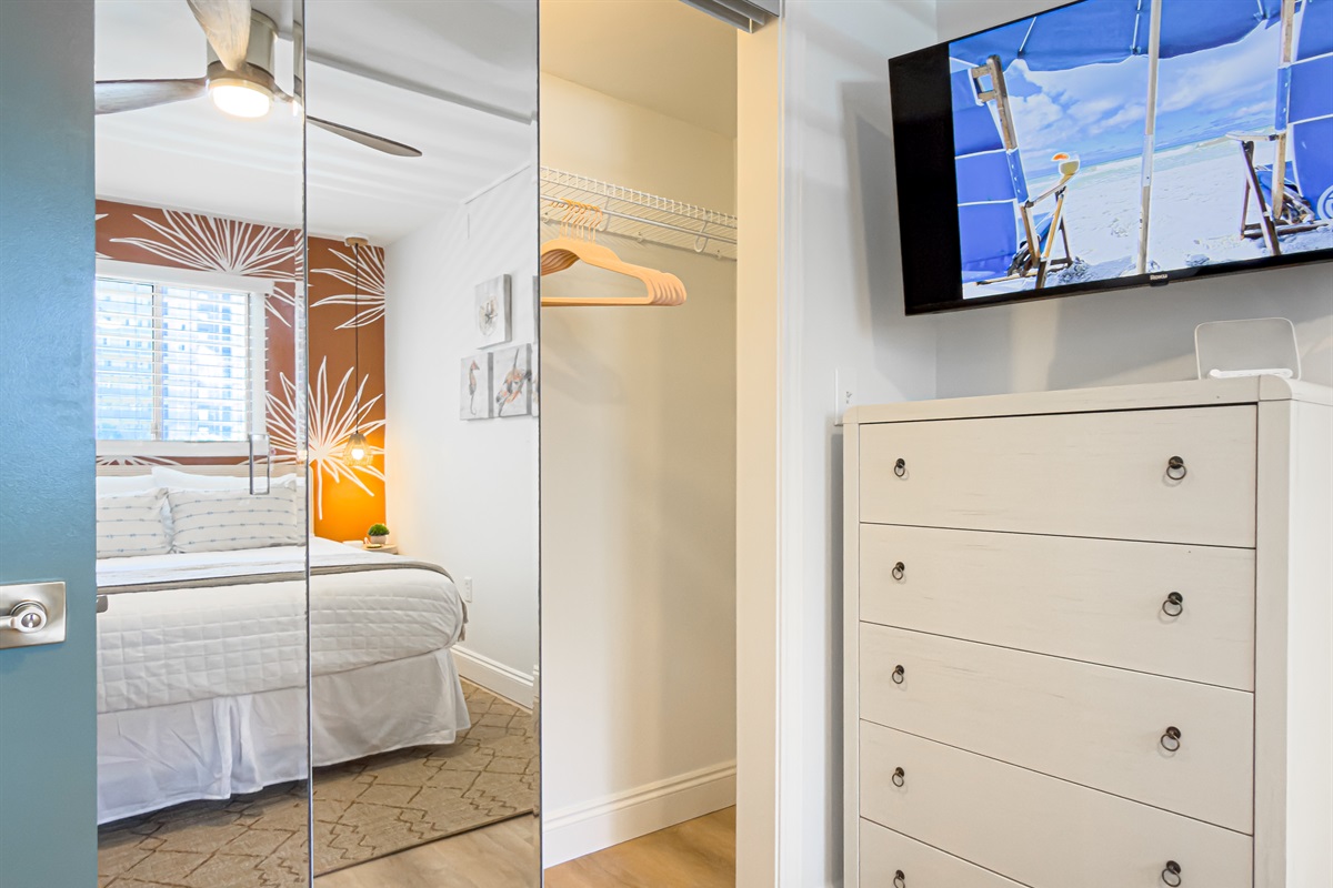 The large mirrors make getting ready for dinner very simple. Snuggle up under the thick woven throw blanket. The premium bed pillows provide excellent support for your neck.