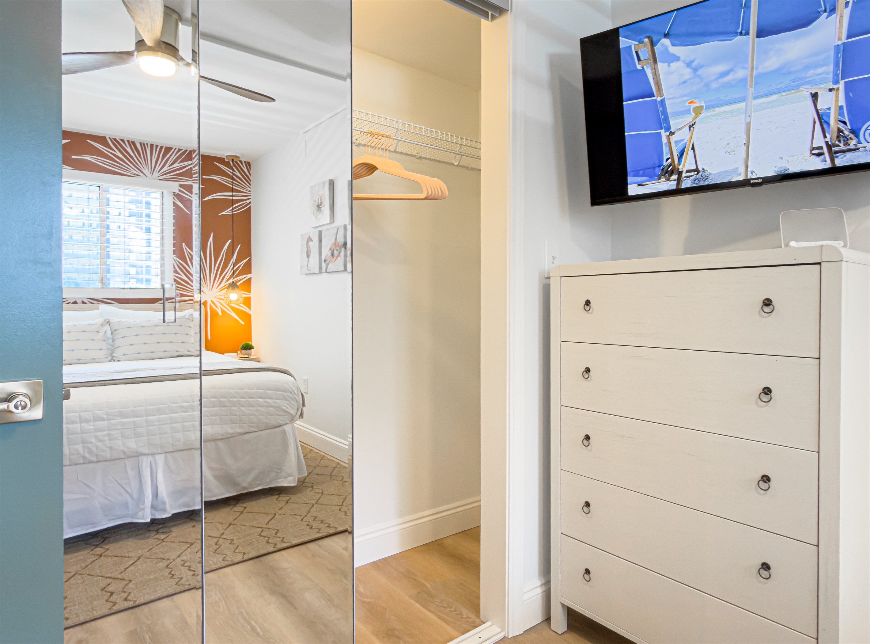 The large mirrors make getting ready for dinner very simple. Snuggle up under the thick woven throw blanket. The premium bed pillows provide excellent support for your neck.