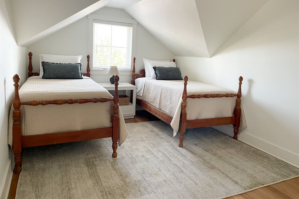 Third bedroom with additional beds, ideal for families or friends.