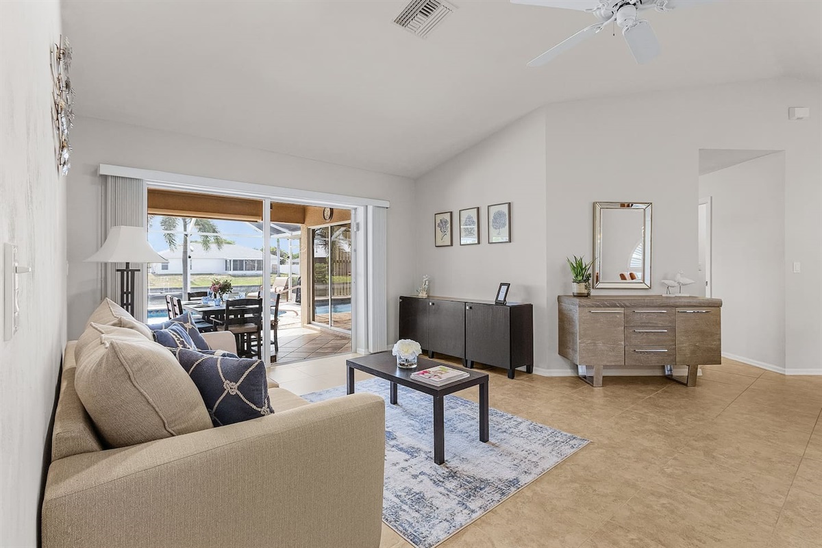 Quiet nook opening to the pool area, ideal for reading or enjoying a peaceful moment!