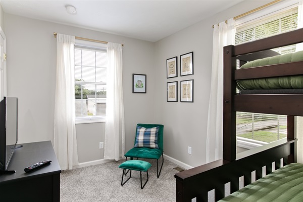 Cozy 4BR 3BA Home 1.2 Mi Walk to ND, photo 14