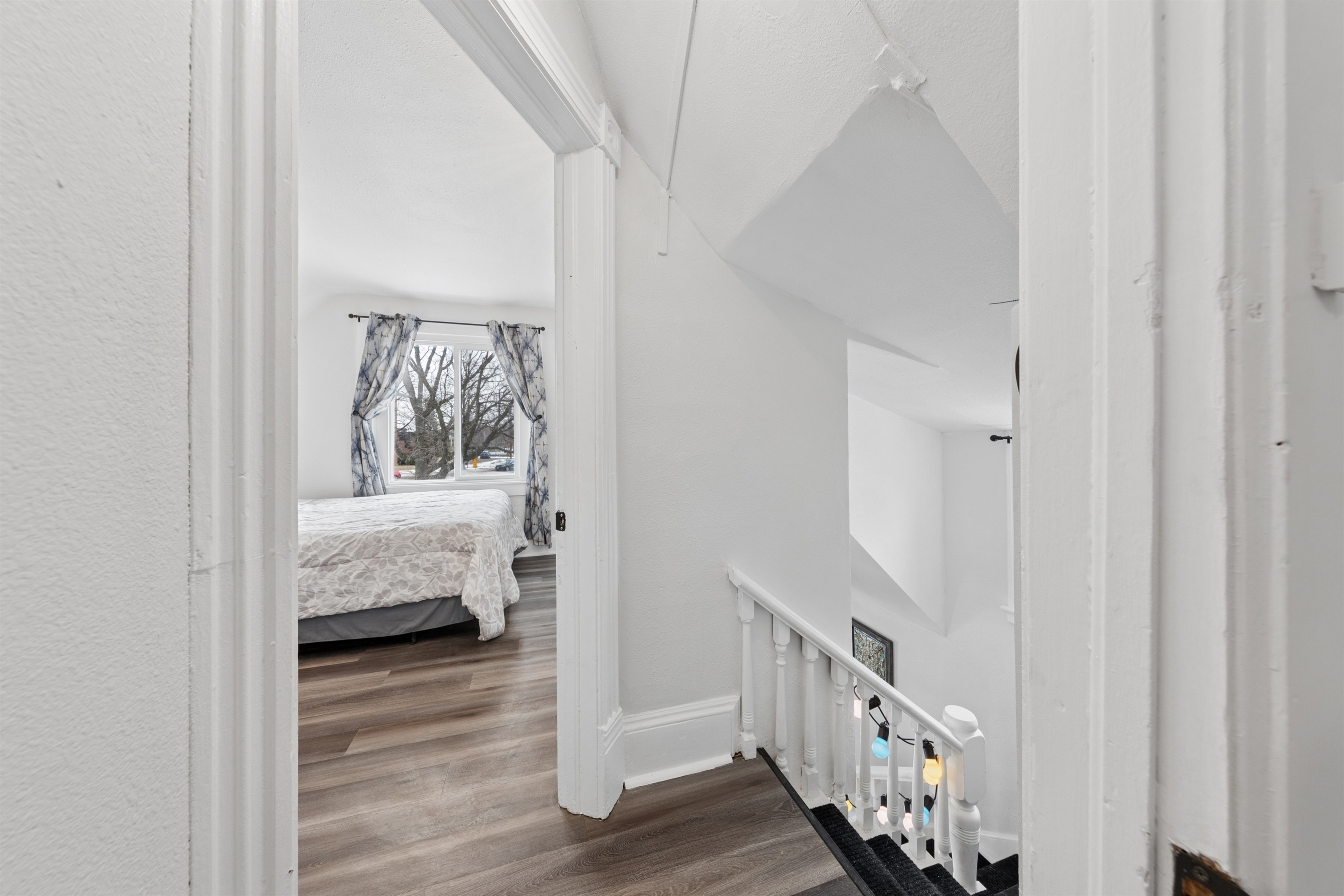 The landing leading to the two upstairs bedrooms.