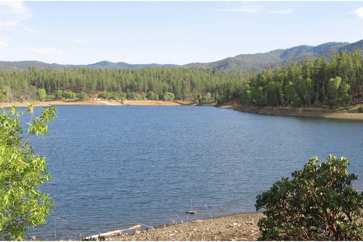 Lynx Lake offers excellent boating and fishing. Nearby are hiking trails, the Lynx Creek Ruin archaeological site and the Salida Gulch trailhead and gold-panning area.