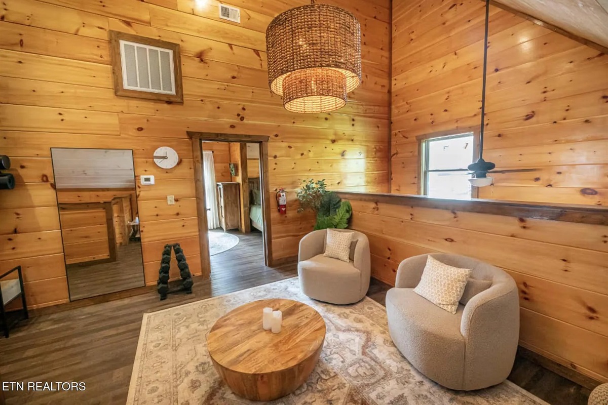 Marigold Cabin offers a flexible bonus room that provides additional sleeping or lounging space, making it ideal for larger groups and families visiting Pigeon Forge, TN. This extra space ensures every guest has room to spread out comfortably.
