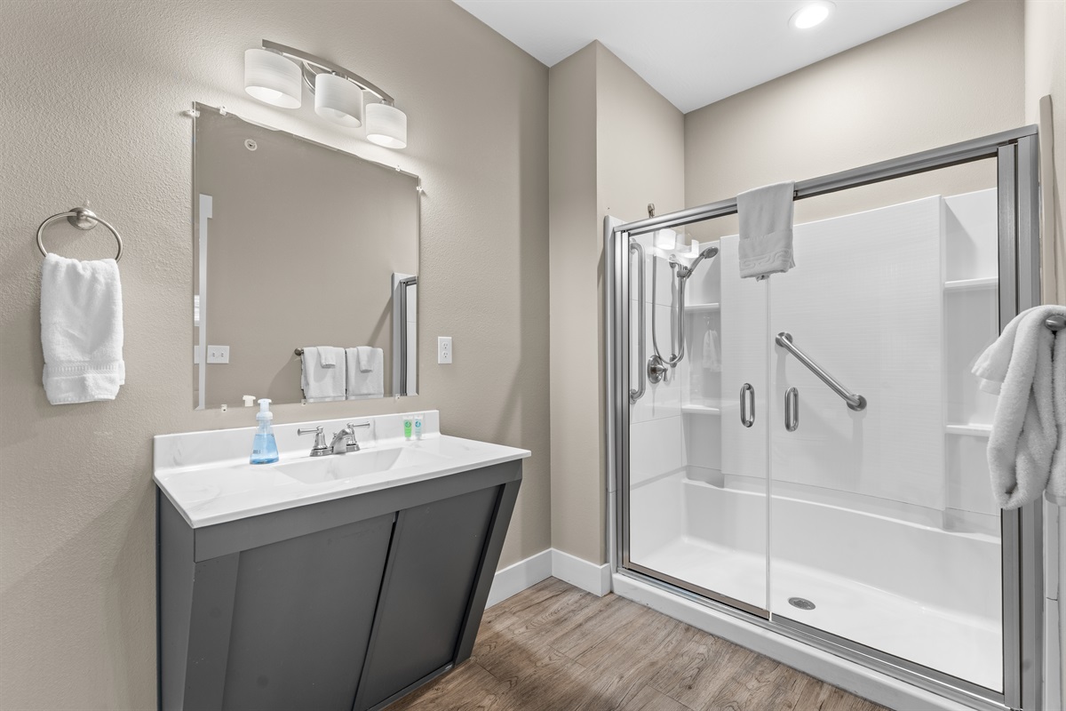 Ensuite handicapped accessible bathroom to bedroom #2