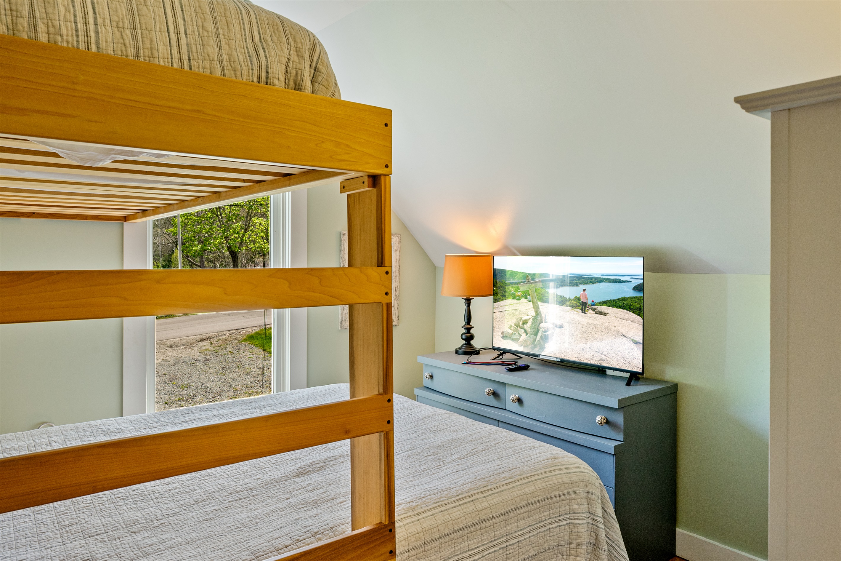 The ultimate kids' retreat. Our Beech Mountain room features a twin-over-queen bunk and a dedicated Roku TV for private movie nights. Enjoy 1880s Quiet Side charm with modern tech in this historic, pet-friendly Hall Quarry basecamp.