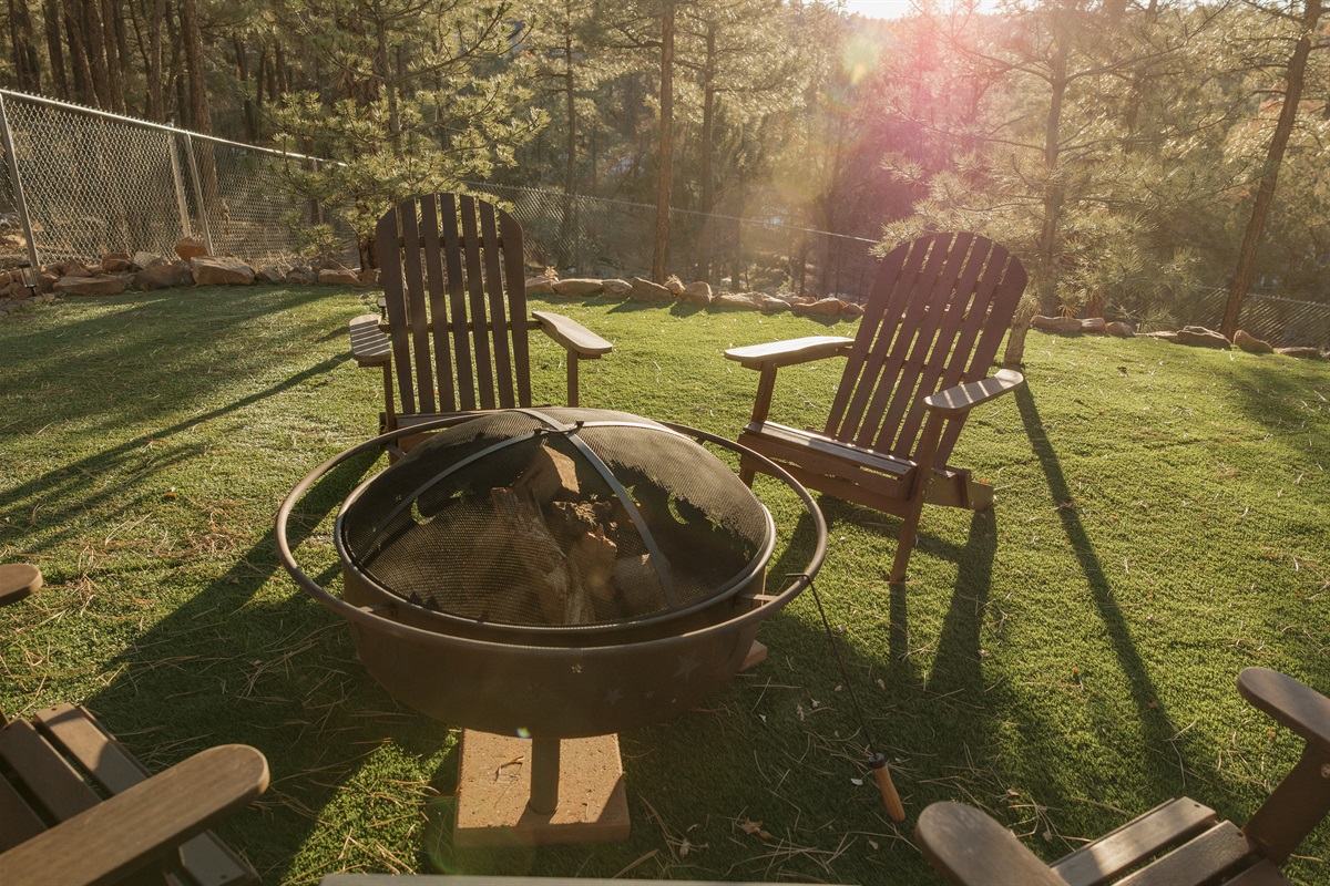 The wood-burning fire pit at Poppywood Pines invites evenings of s'mores and stargazing surrounded by ponderosa pines. This pet-friendly Show Low cabin offers fenced yard space for furry friends and families, perfect after White Mountains hiking and fishin