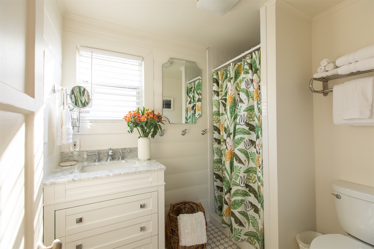 Garden 1bed/1bath bathroom with step-in shower