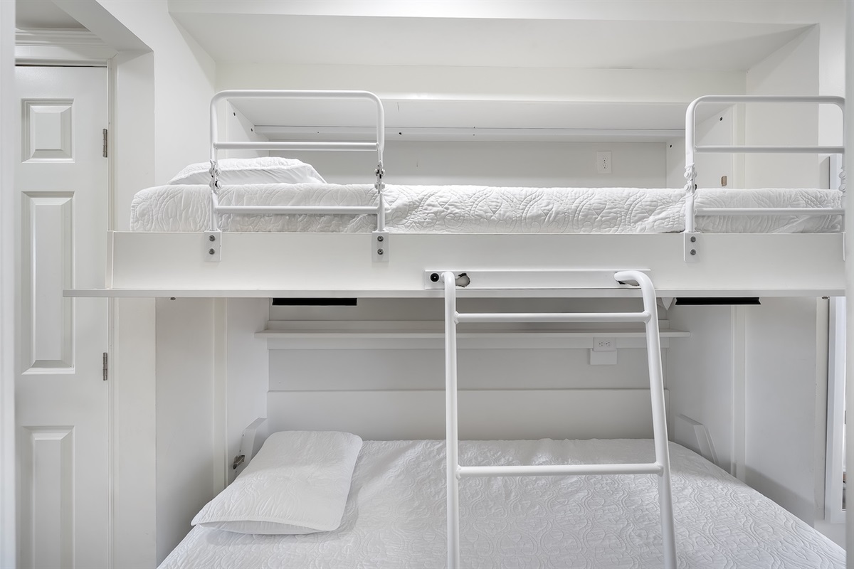 murphy bunk beds | Susu's Sea Cabin | 238C 1300 Ocean Blvd | Isle of Palms, SC | IOP Escapes