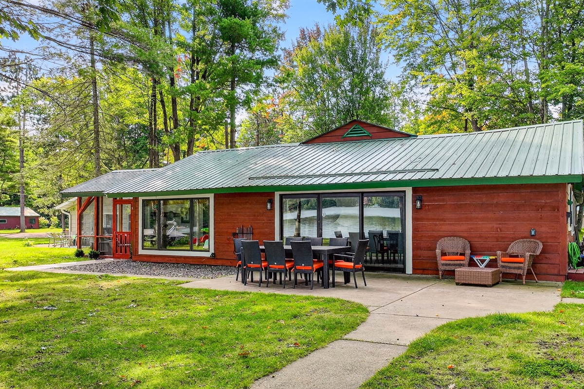 Enjoy meals al-fresco at the dining table with seating for everyone! 