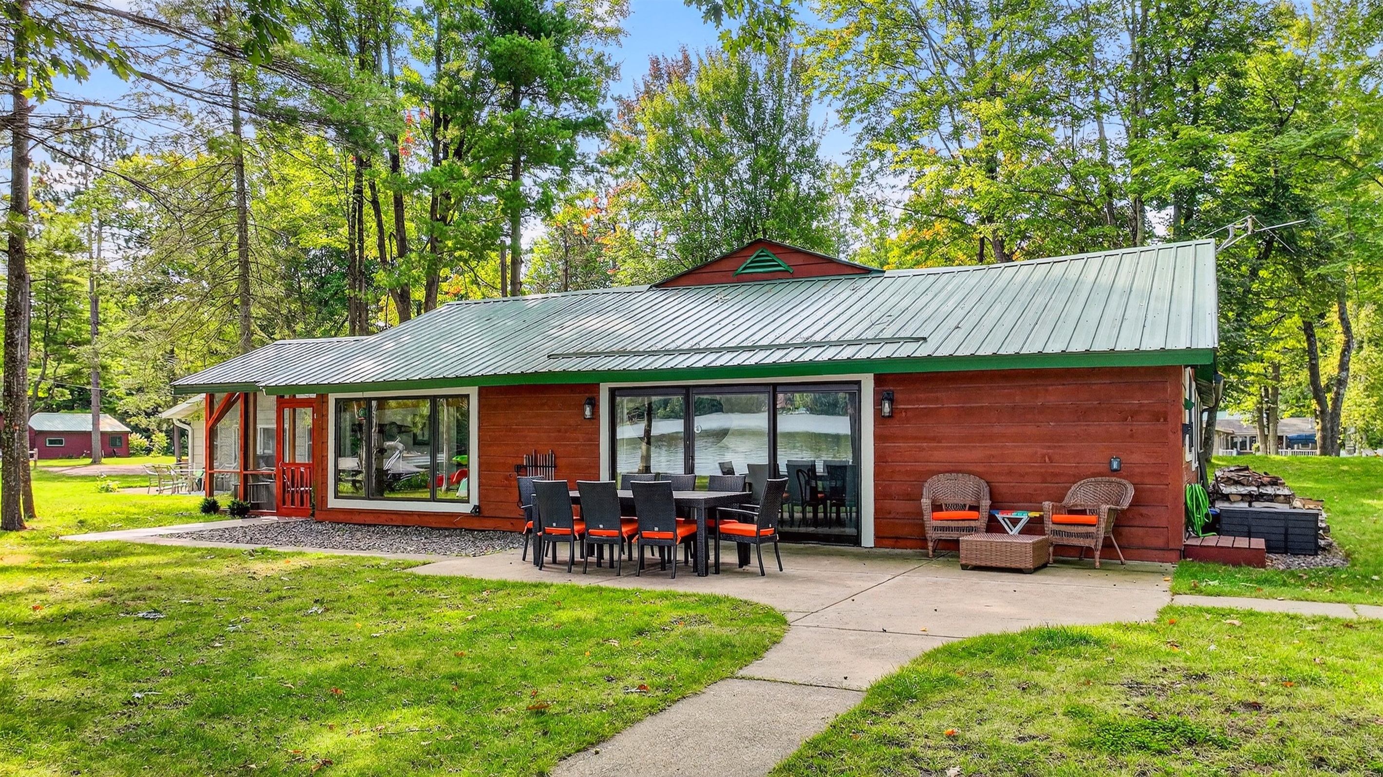 Enjoy meals al-fresco at the dining table with seating for everyone! 