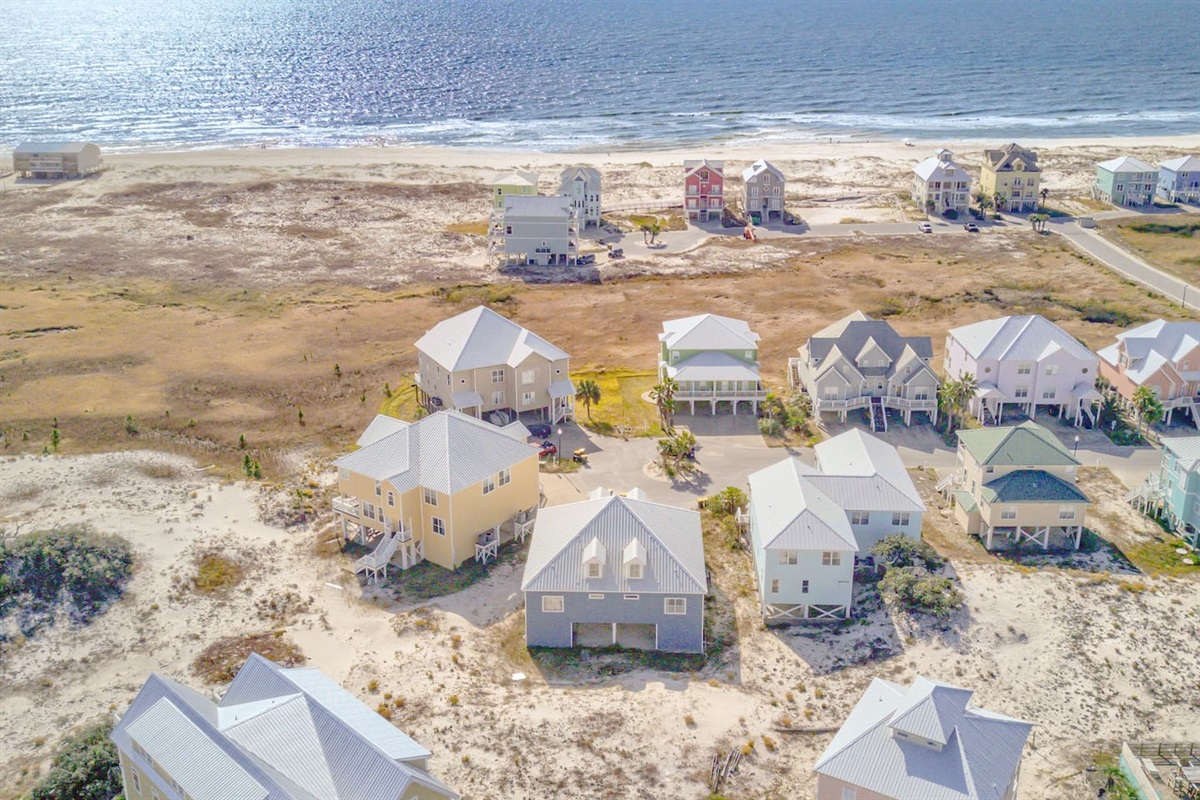 3 minute walk to the beach, parking by beach too