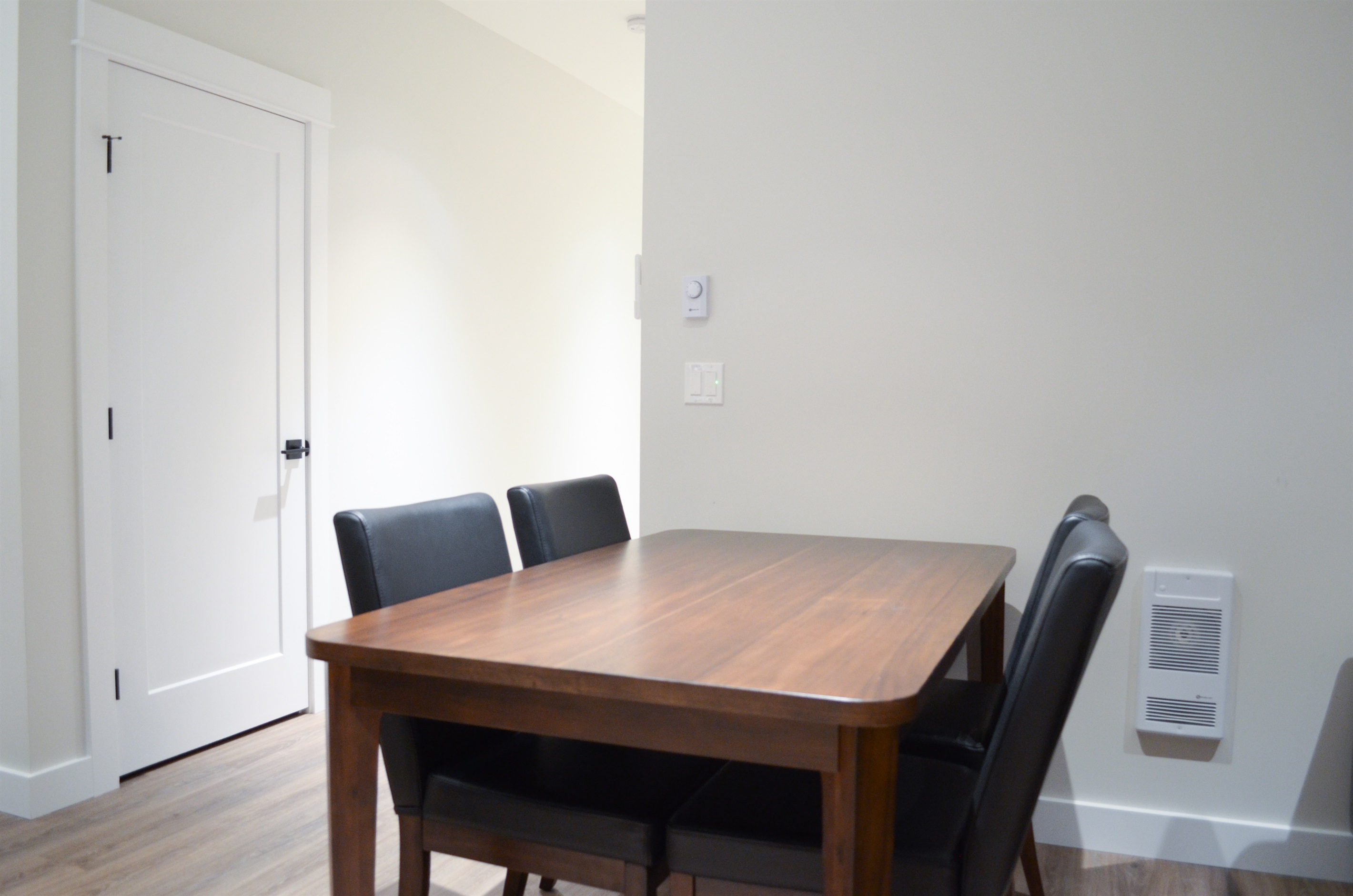 Dining space for 6 – open layout, mountain ambiance