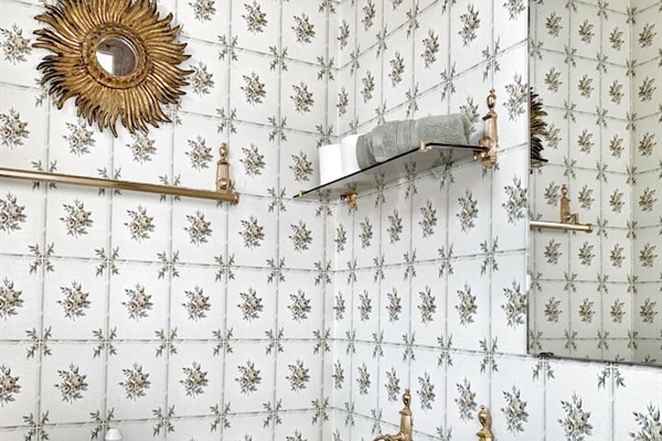 Gästtoalett intill entrén.