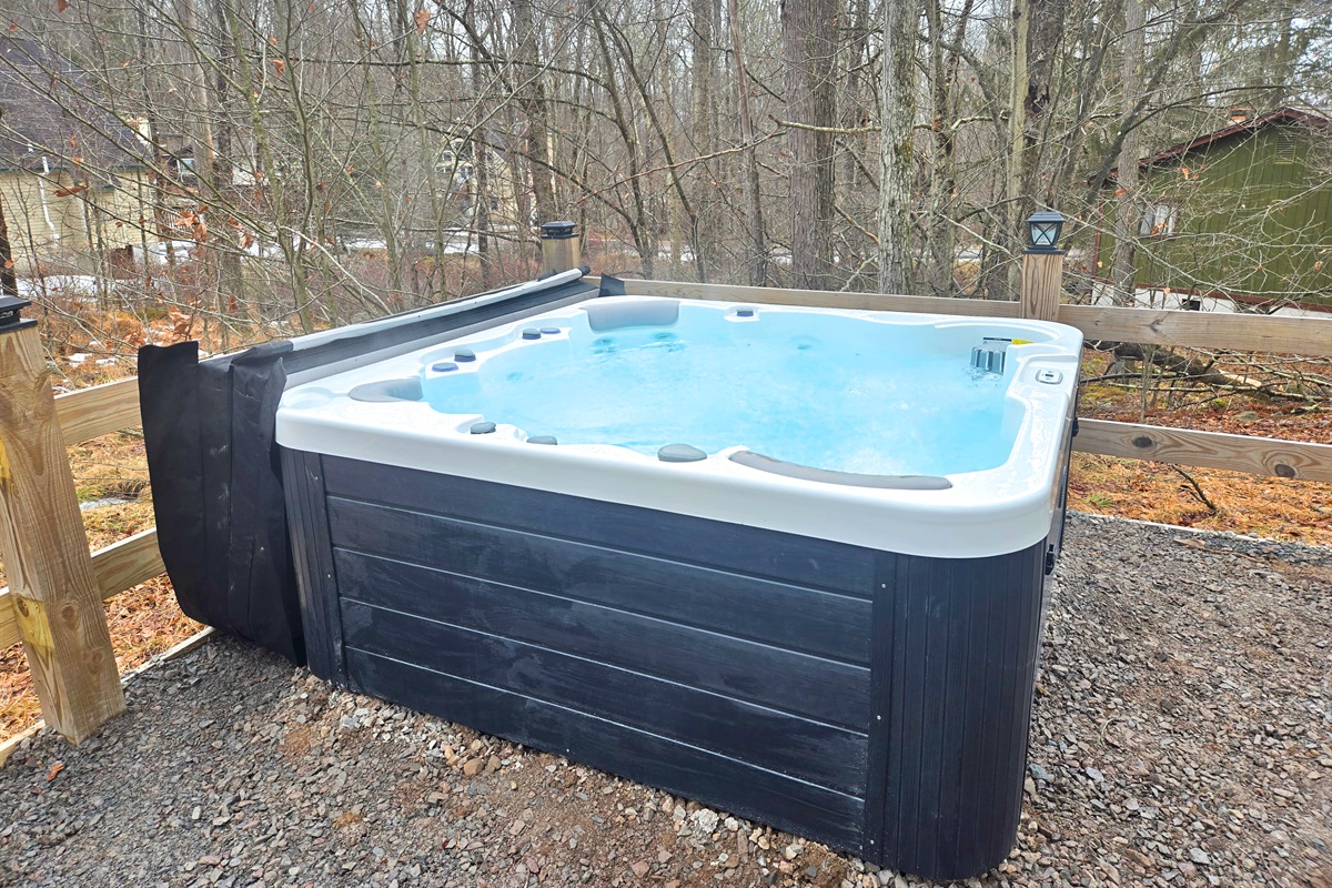 Backyard private Hot Tub
