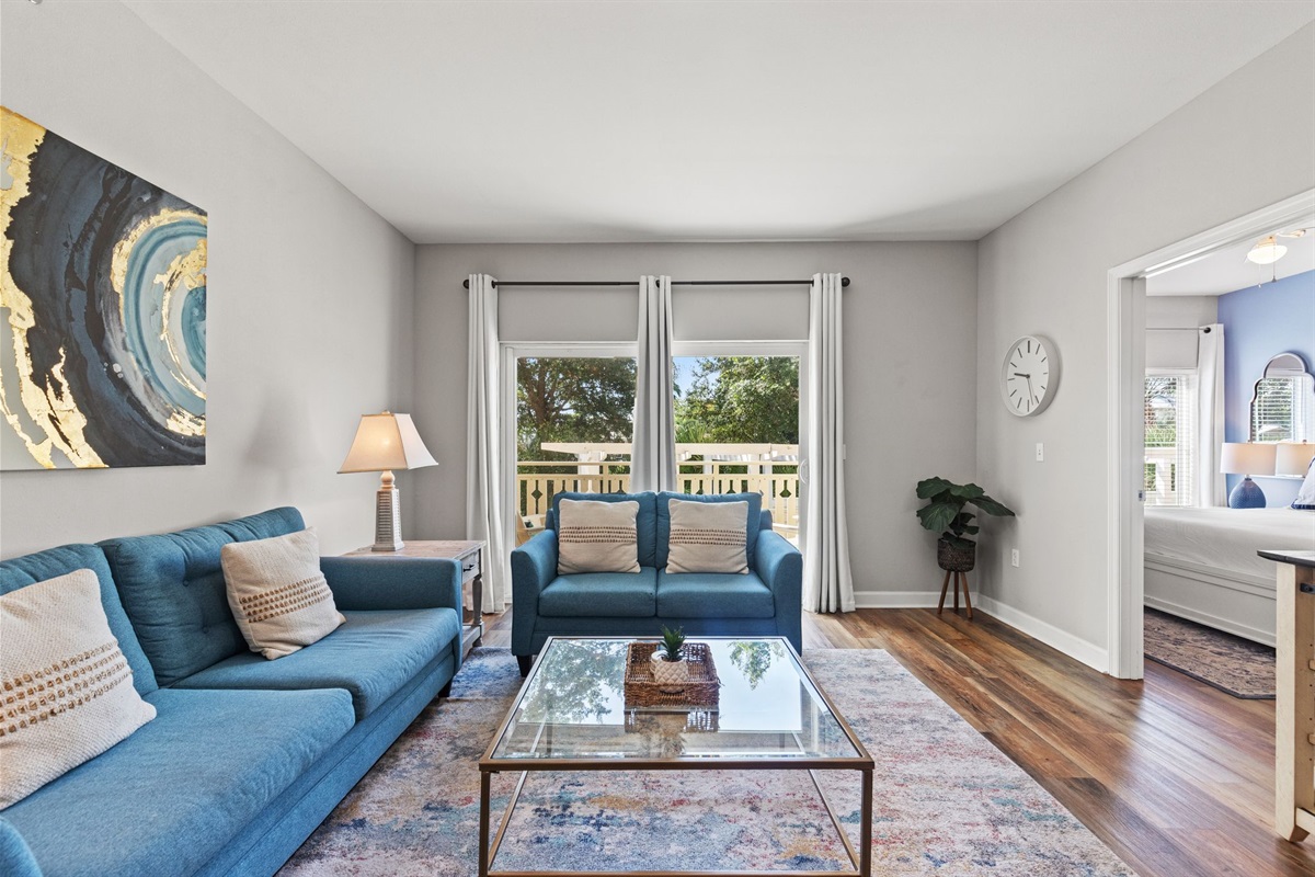 Comfy & stylish decor in the living room