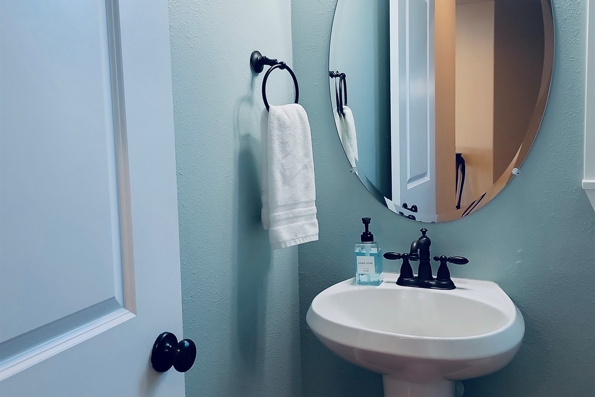 Half bathroom, ground floor