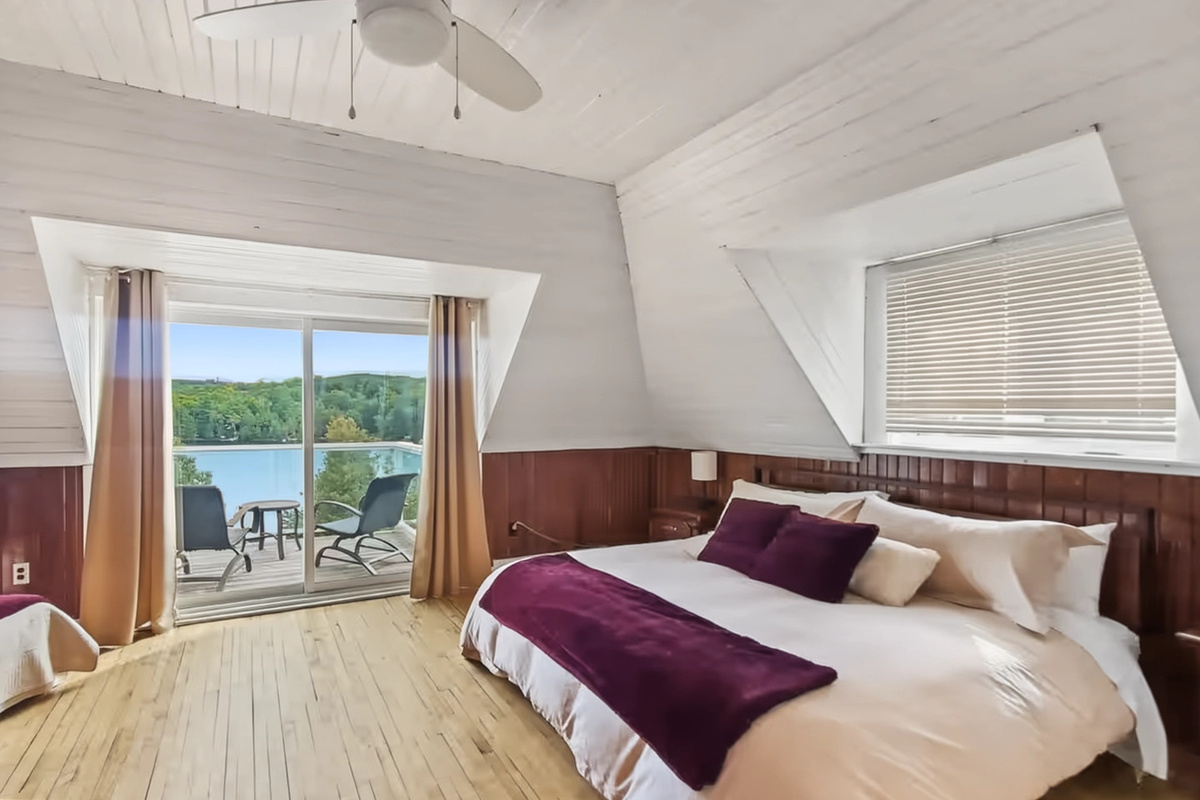 Master bedroom with marvellous balcon overlooking Lac McGregor