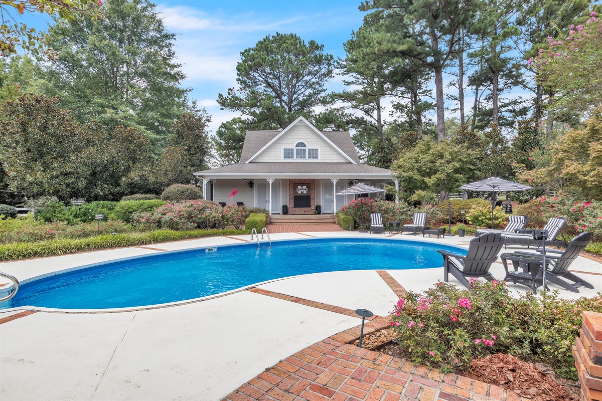 swimming pool/front area
