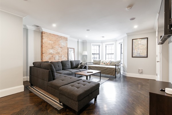 Large scale subway map for guests to review transit options. Apartment is just a few blocks from L/J/Z and also the A/C/E lines, very accessible to points in Manhattan/Brooklyn/Queens.